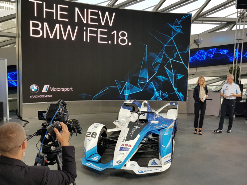 Der BMW iFE.18 mit Moderatorin Nicky Shields und BMW-Motorsportdirektor Jens Marquardt.