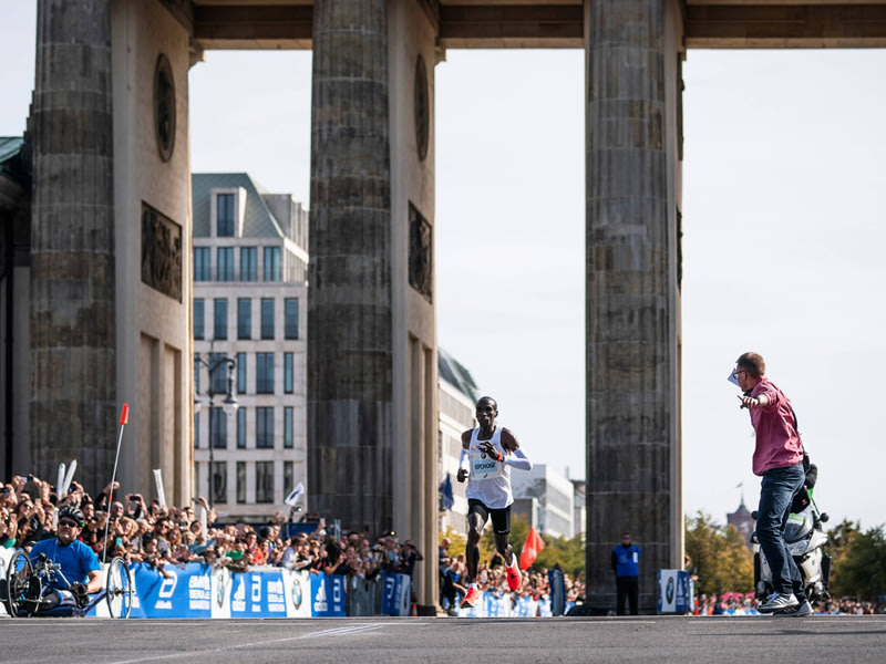 Allein auf weiter Flur: Eliud Kipchoge in Berlin auf dem Weg zum neuen Marathon-Weltrekord. 