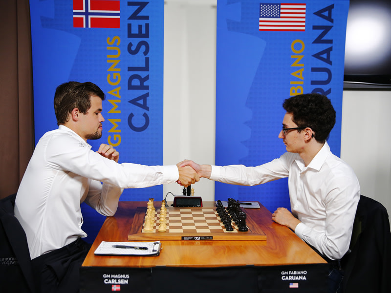 &quot;Ein Duell Schlag auf Schlag&quot;: Magnus Carlsen (li.) und Fabiano Caruana.