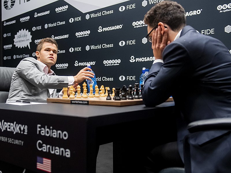 Spannender WM-Kampf: Titelverteidiger Magnus Carlsen und Herausforderer Fabiano Caruana.
