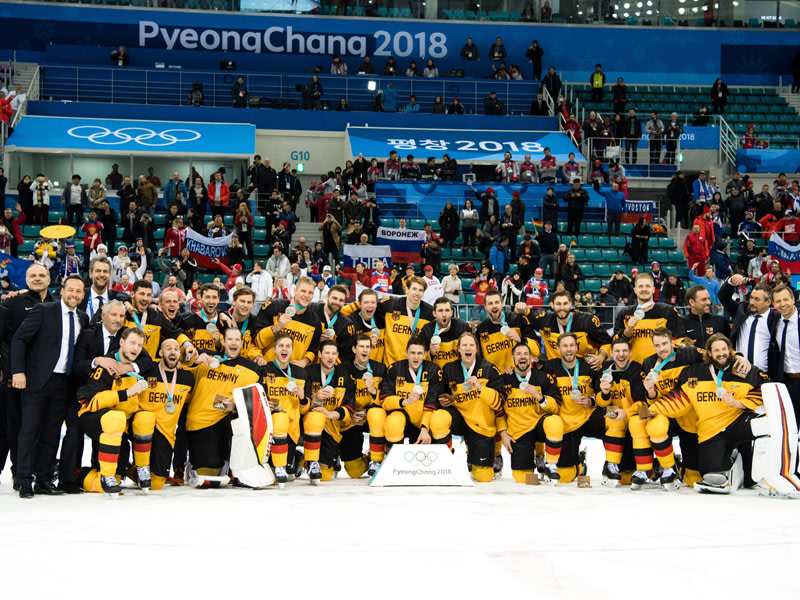 Die Eishockey-Nationalmannschaft mit der olympischen Silbermedaille.
