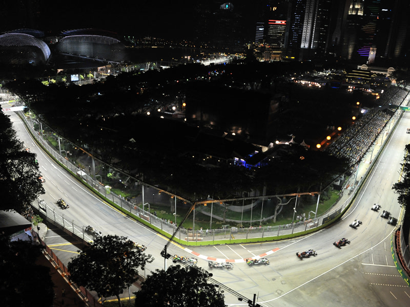 Singapur bei Nacht: Der Marina Bay Street Circuit in glei&#223;endes Licht getaucht.