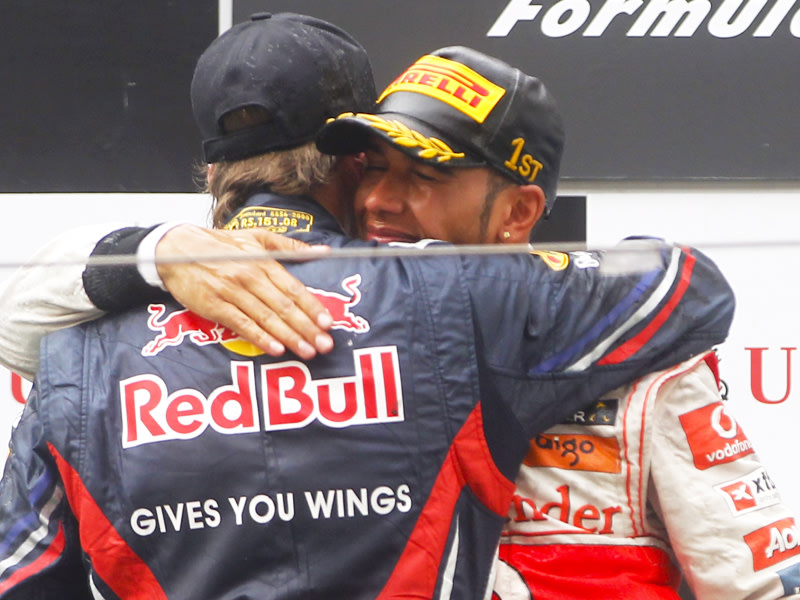 Faire Geste: Weltmeister Sebastian Vettel umarmt Shanghai-Sieger Lewis Hamilton (re.).