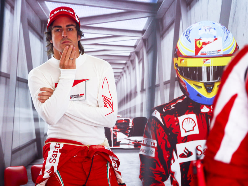 Nachdenklich: Ferrari-Pilot Fernando Alonso musste sich zuletzt sogar Teamkollege Massa geschlagen geben.