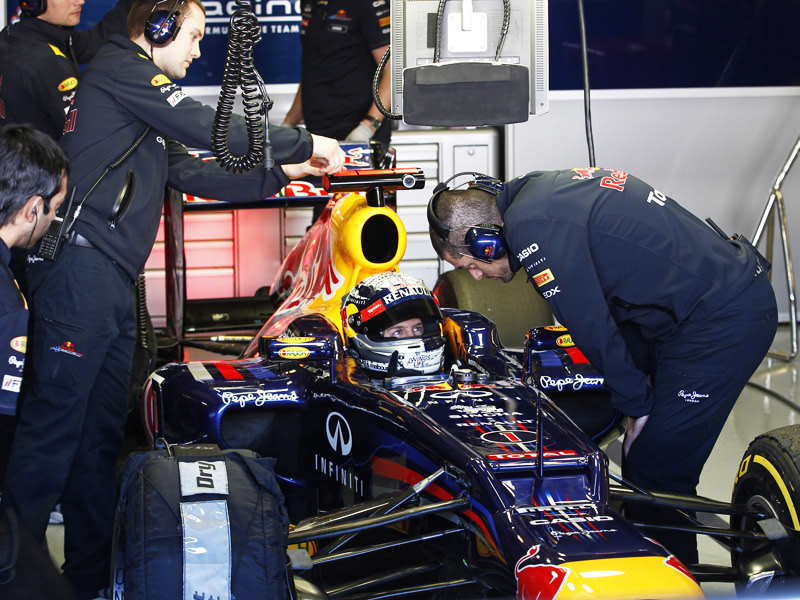 Analysen und Gespr&#228;che statt Kilometer: Sebastian Vettel in der Red-Bull-Box. 