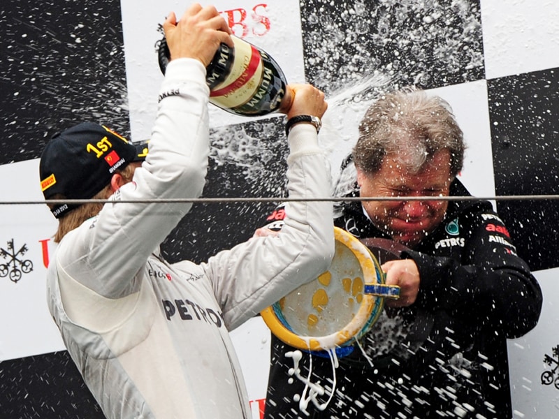 &#220;bersch&#228;umende Freude: Nico Rosberg duscht Mercedes-Motorsportchef Norbert Haug. 