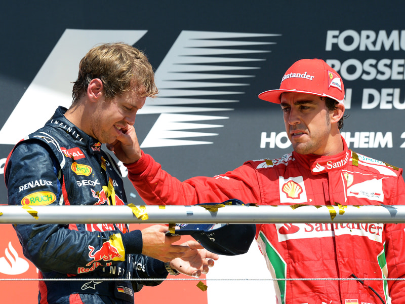Trost: Hockenheimsieger Fernando Alonso scheint ein wenig Mitleid mit Sebastian Vettel zu haben. 