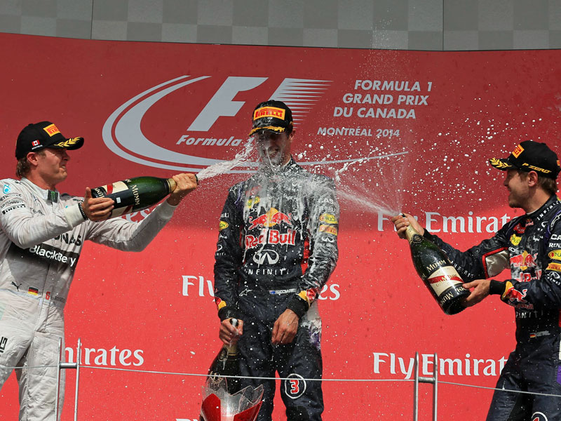 Abk&#252;hlung gef&#228;llig? Nico Rosberg (l.) und Sebastian Vettel &quot;bespr&#252;hen&quot; Sieger Daniel Ricciardo.