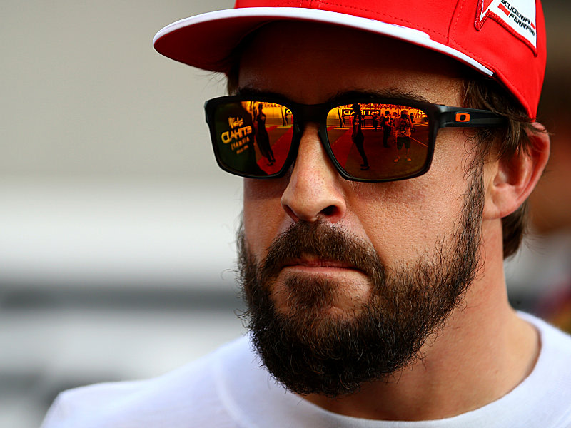 Nimmt die rote Kappe ab: Fernando Alonso.
