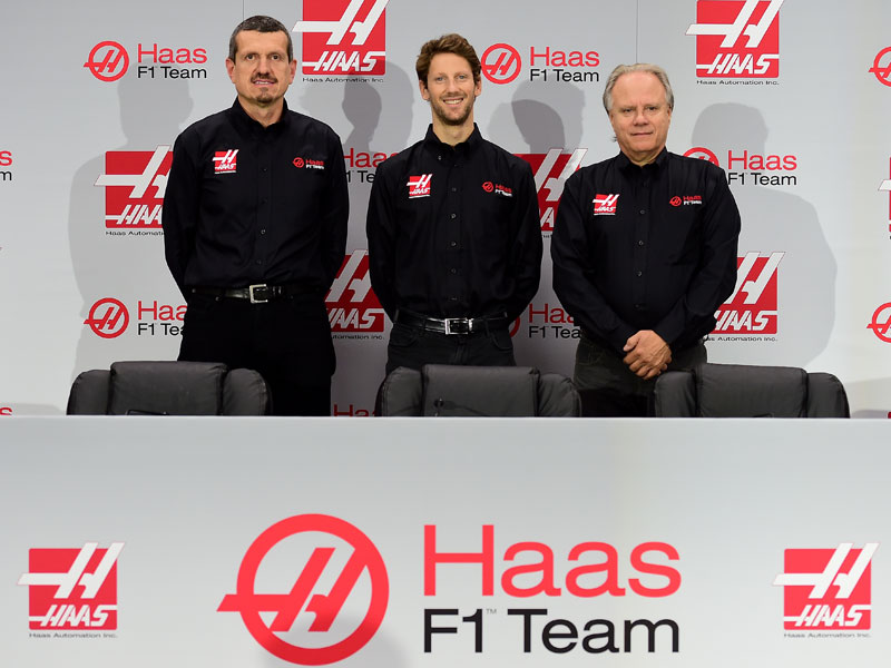 Teamchef G&#252;nther Steiner, der neue Fahrer Romain Grosjean und Haas-Besitzer Gene Haas (v.l.) bei der Pr&#228;sentation in Kannapolis.
