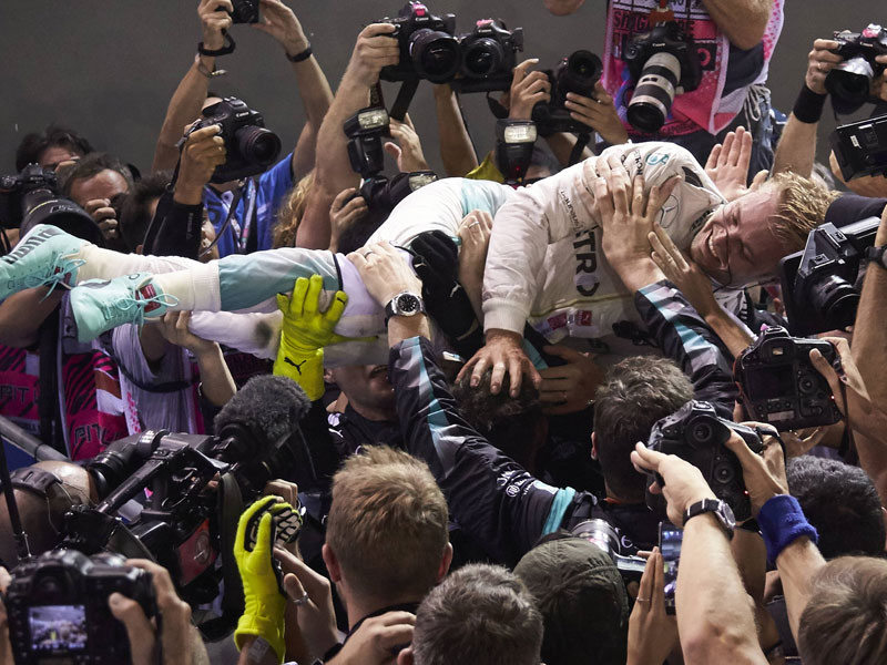 Lie&#223; sich nach dem Rennen ausgiebig feiern: Mercedes-Pilot Nico Rosberg.