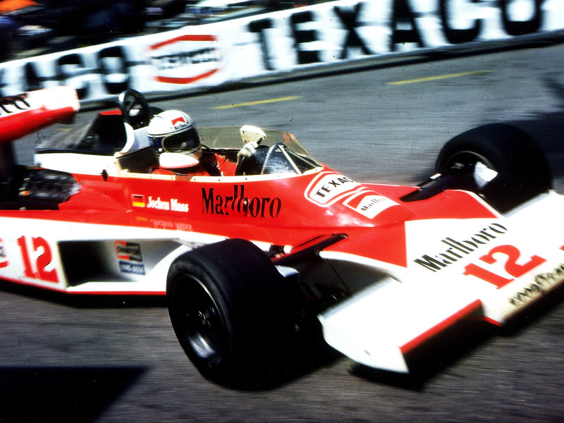 Jubilar: Jochen Mass, hier 1976 im McLaren-Ford in Monaco, wird 70. 