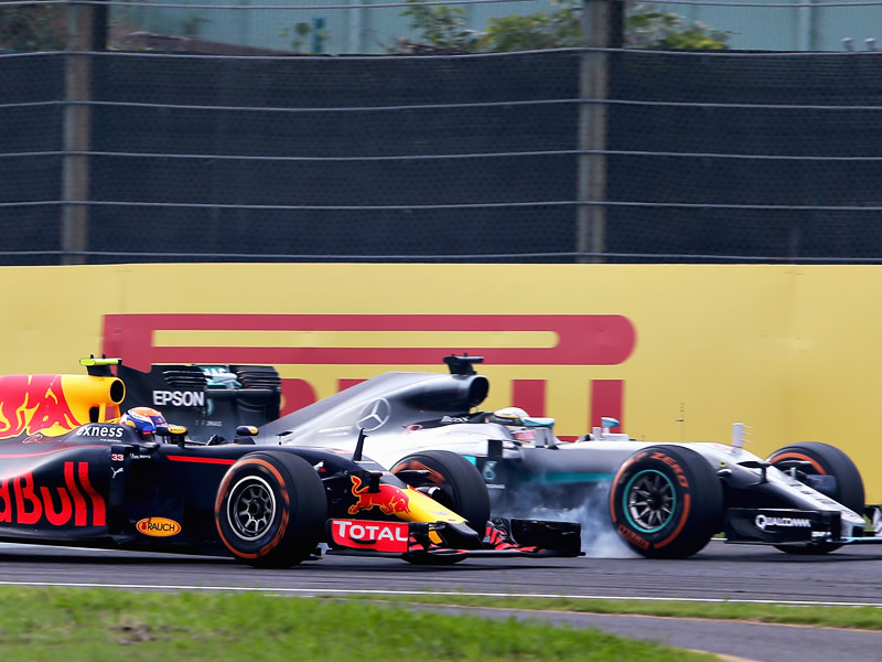 Hei&#223;es Duell: Mercedes-Pilot Lewis Hamilton (re.) will Max Verstappens Red Bull &#252;berholen. 