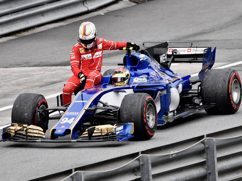Per Anhalter unterwegs: Pascal Wehrlein nimmt Landsmann Sebastian Vettel nach dessen Crash im Ziel mit zur Box.