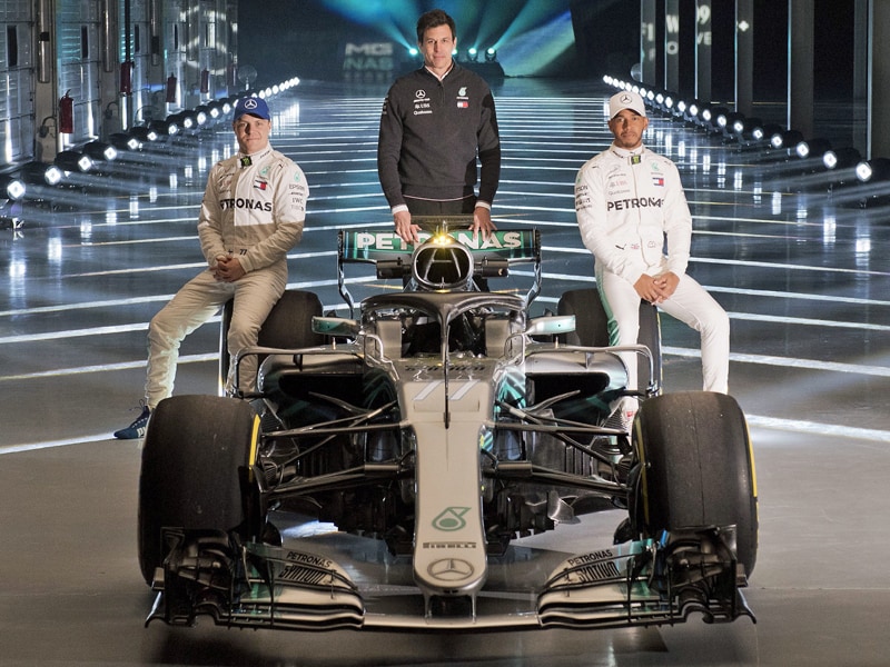 Valtteri Bottas (li.) und Lewis Hamilton (re.) posierten mit dem neuen F1 W09 EQ Power+.