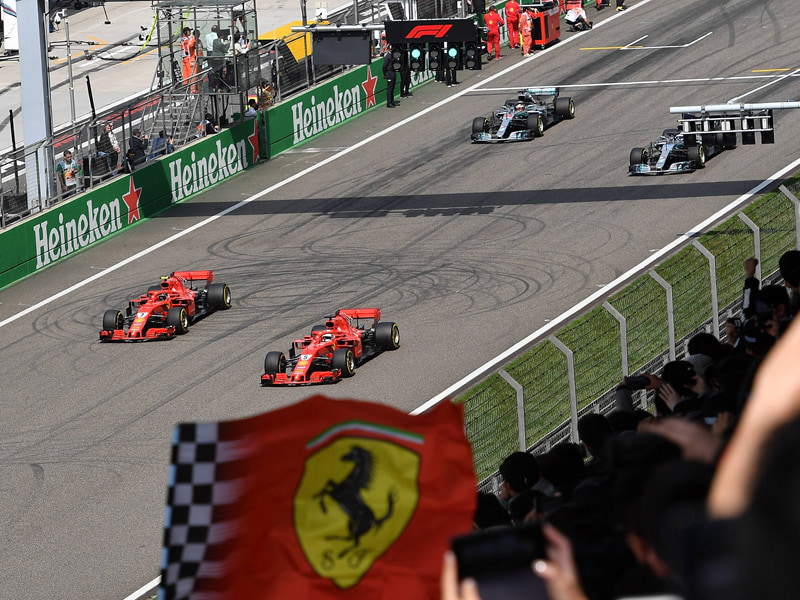 Im Schatten der Ferrari: Lewis Hamilton will in Baku mit seinem Mercedes wieder um den Sieg fahren.