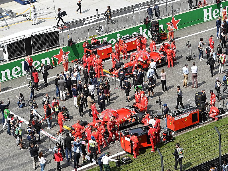 Sebastian Vettel und seine Kollegen m&#252;ssen zehn Minuten l&#228;nger in der Startaufstellung verharren.