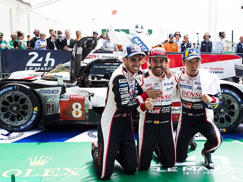 Triumph in Le Mans: Sebastien Buemi, Fernando Alonso und Kazuki Nakajima (v.l.).
