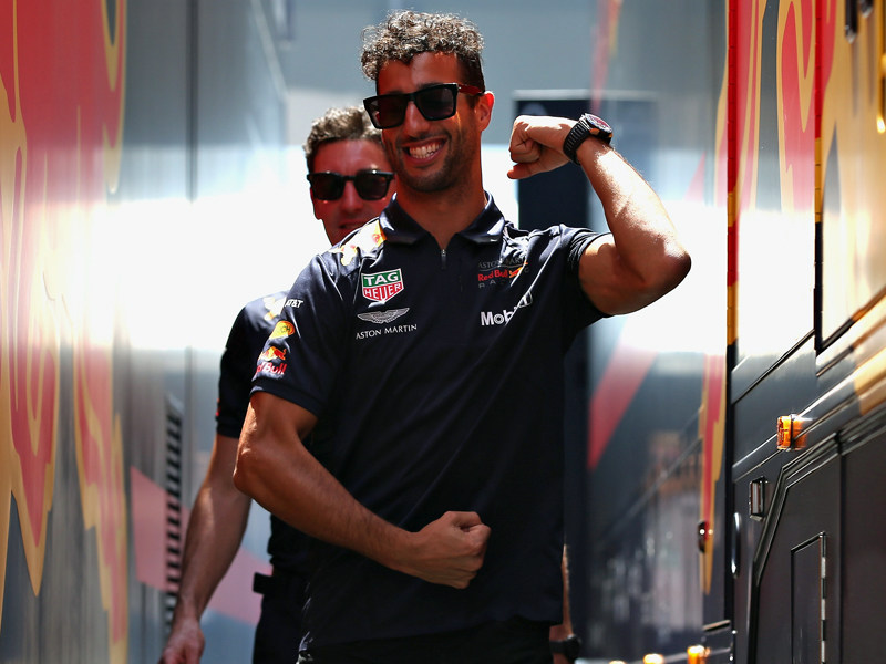 Er l&#228;sst die Muskeln spielen: Daniel Ricciardo.