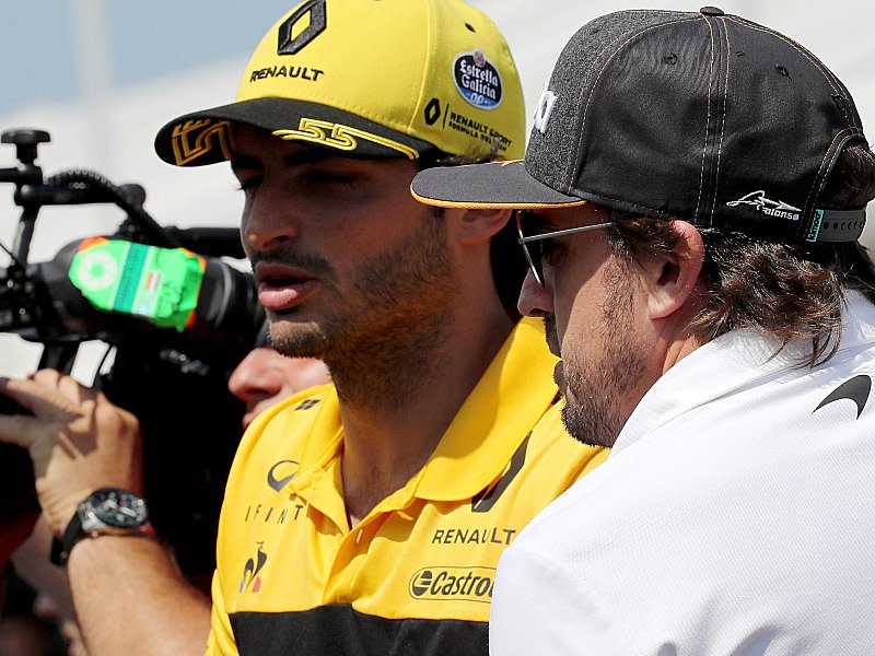 Fernando Alonso (re.) verl&#228;sst McLaren, Carlos Sainz jr. k&#246;nnte den Platz einnehmen.