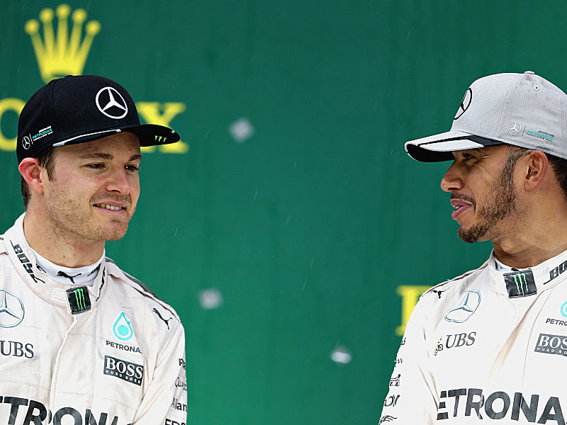 Bis zur Krone darf noch gerechnet werden - und gefahren: Nico Rosberg und Lewis Hamilton (re.).