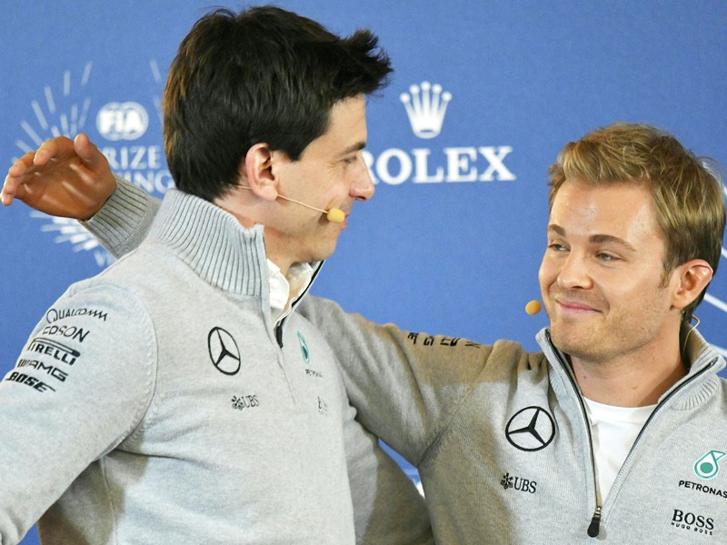 Verabschiedung: Weltmeister Nico Rosberg (re.) und Mercedes-Motorsportchef Toto Wolff. 