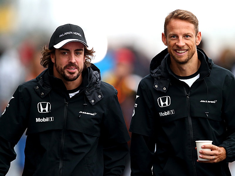Rund ums Spielcasino kommt es zum Wechsel: Fernando Alonso und Vertreter Jenson Button (re.).