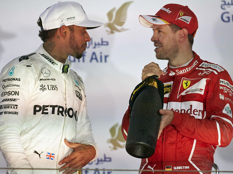 Lewis Hamilton oder wie hier Sebastian Vettel: Wer h&#228;lt in Sochi den Champagner zuerst in der Hand?