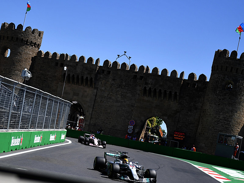 Startet am Sonntag in Baku von der Pole: Lewis Hamilton.
