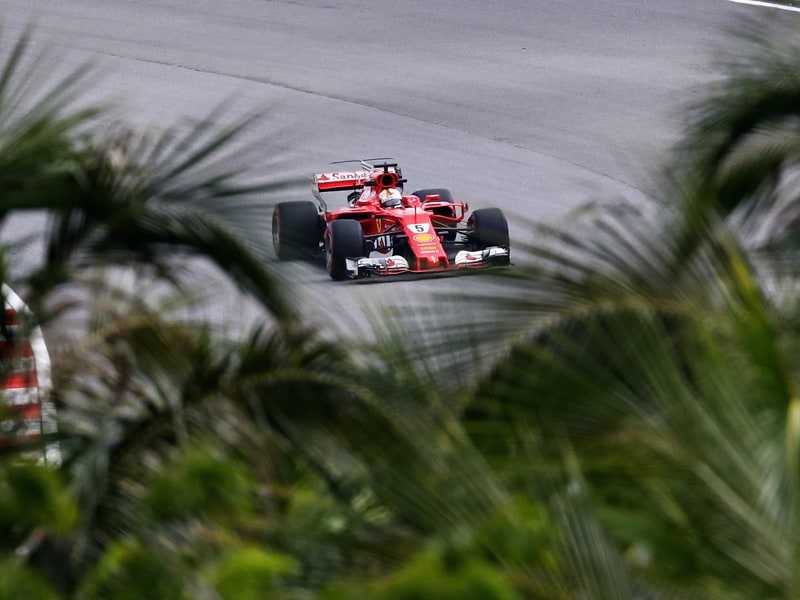 Zwischen Palmen zur Trainingsbestzeit: Sebastian Vettel im Ferrari.
