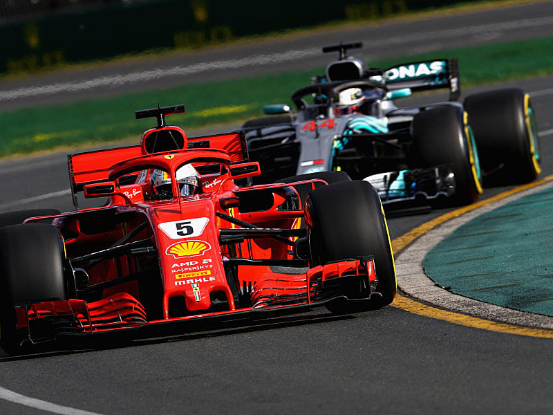Enges Rennen: Sebastian Vettel hat Lewis Hamilton im Nacken.