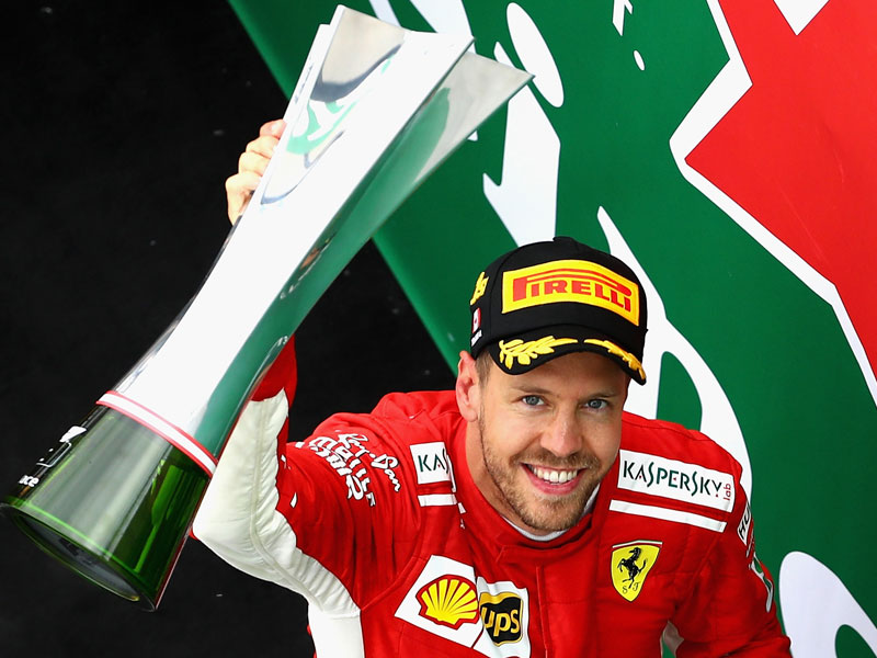 Ganzer Stolz: Sebastian Vettel streckt den Siegerpokal in die Luft.