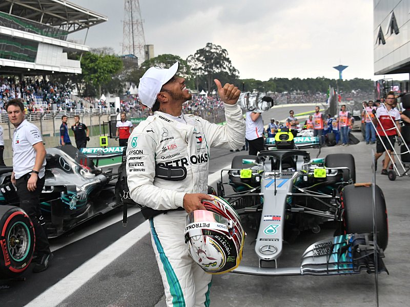 Daumen hoch: Lewis Hamilton legte in Brasilien die schnellste Runde hin.
