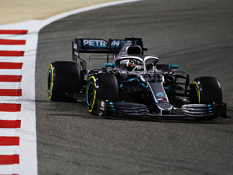 Lewis Hamilton profitierte von den Motorproblemen von Charles Leclerc und gewann das Rennen in Bahrain.