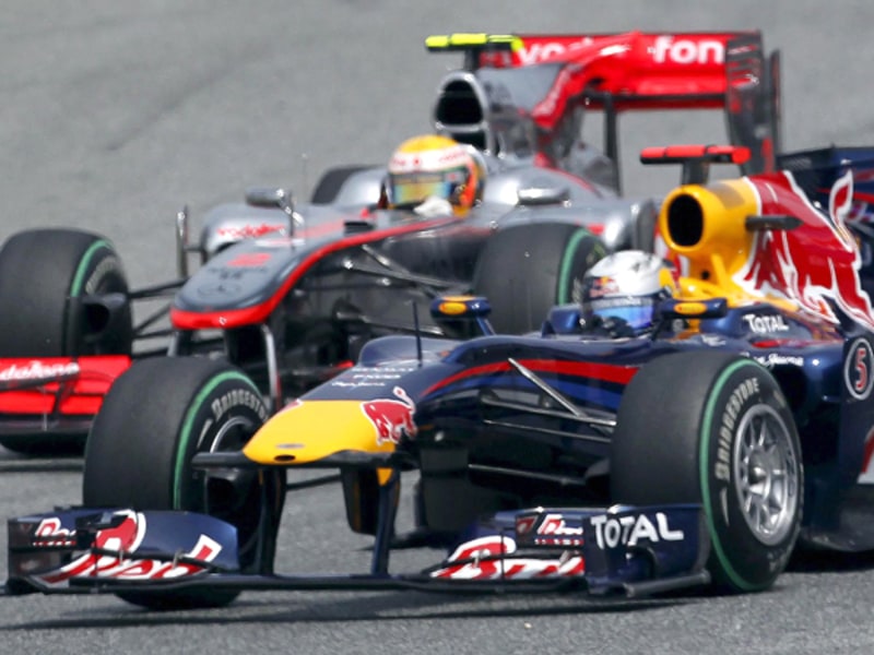 Immer vorneweg: Red-Bull-Pilot Mark Webber (vo.) war in Barcelona konkurrenzlos, Lewis Hamilton schied aus.
