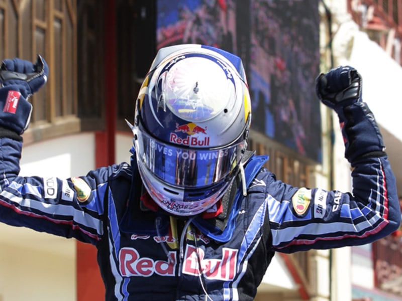 Doppelte Siegerfaust: Sebastian Vettel bejubelt seinen zweiten Saisonsieg. 