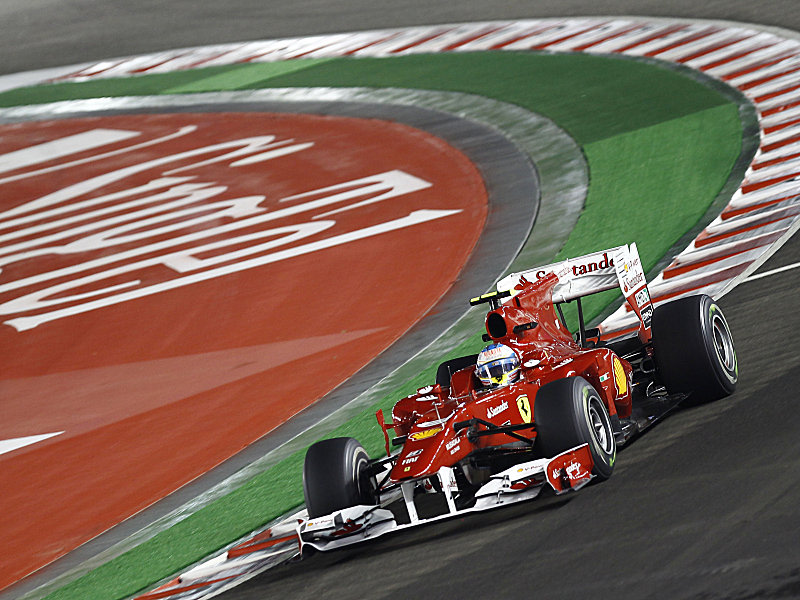 Fand den besten Weg im Scheinwerferlicht: Fernando Alonso startet in Singapur von der Pole.