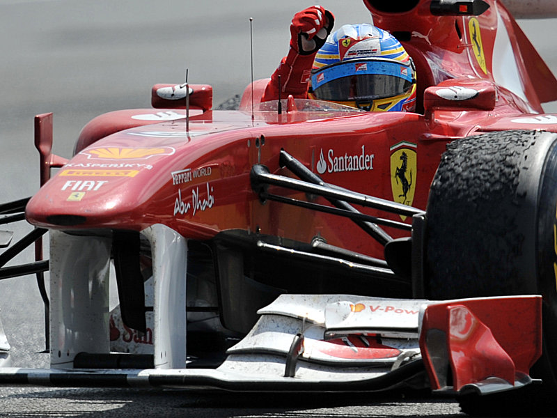 Saisonpremiere f&#252;r Ferrari: Fernando Alonso &#252;berquert die Ziellinie als Erster.