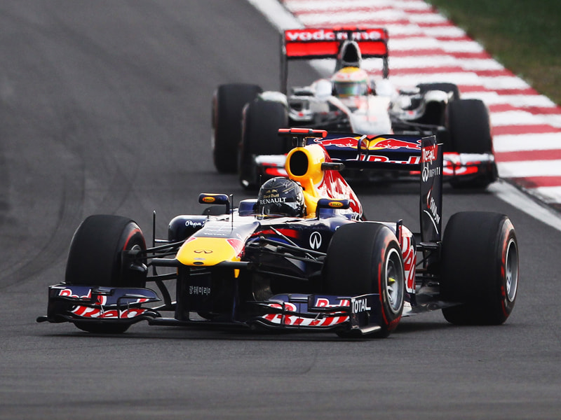 Weltmeister in Front: Schon kurz nach dem Start zog Vettel an Hamilton vorbei. 