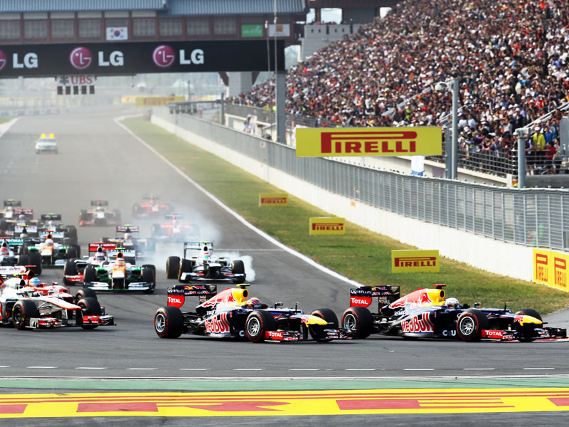 Start in Yeongam: Sebastian Vettel biegt vor Mark Webber in die erste Kurve ein. 