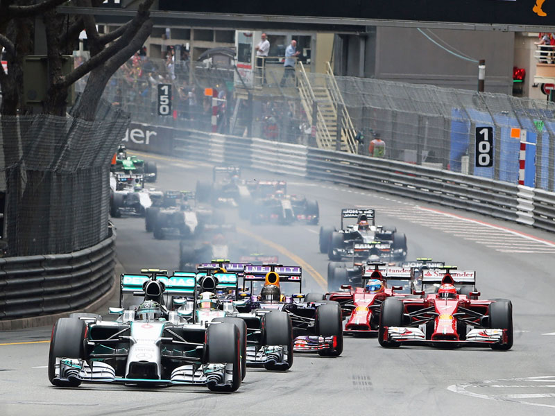 Nico Rosberg gewinnt den Start und zieht mit Hamilton davon.