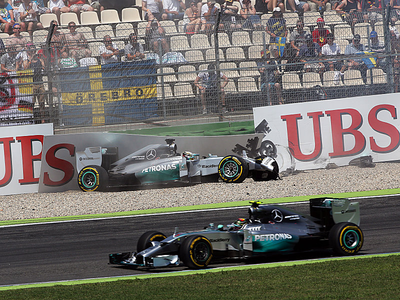 Schrecksekunde: Nico Rosberg f&#228;hrt an seinem Teamkollegen Lewis Hamilton vorbei.