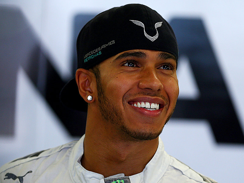 Gute Laune in Sotschi: Lewis Hamilton geht beim GP Von Russland von der Pole Position aus ins Rennen.