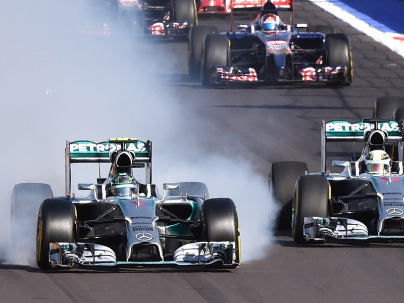 Anfang vom Ende: Rosberg verbremst sich, der Weg f&#252;r Hamilton (re.) ist frei.
