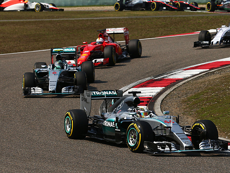 Lewis Hamilton (re.) siegte vor seinem Teamkollegen Nico Rosberg und Ferrari-Pilot Sebastian Vettel.