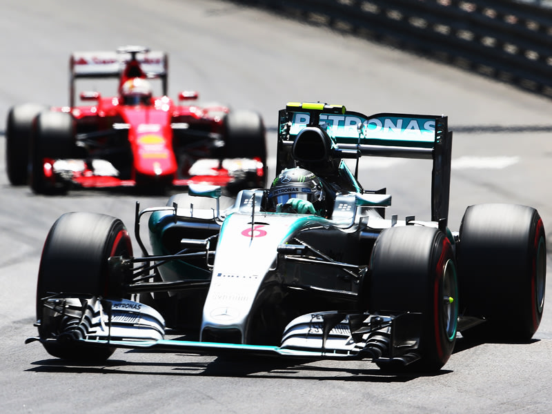 Dritter Sieg in Monaco in Serie: Mercedes-Pilot Nico Rosberg. Hinten Sebastian Vettel. 