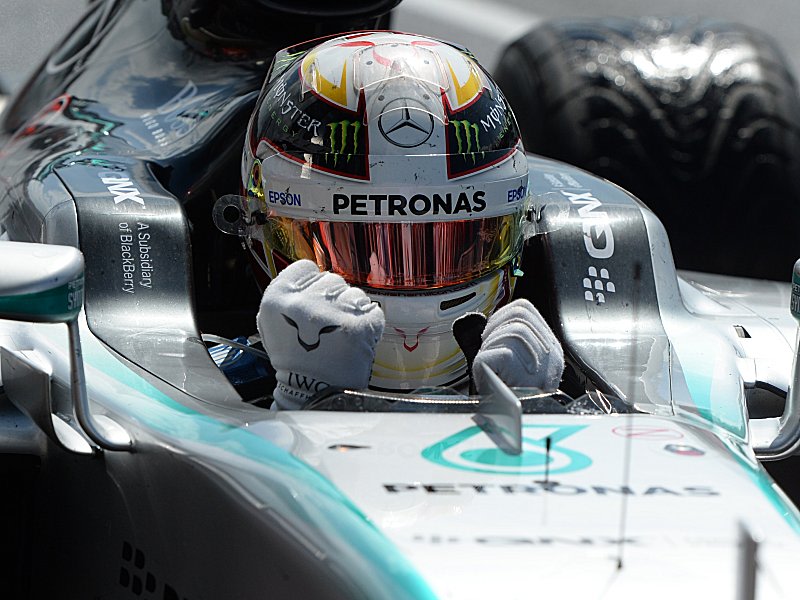 Siegerfaust: Lewis Hamilton feiert den Sieg beim Heimrennen.
