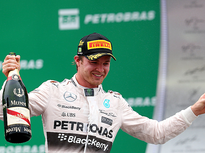 Nico Rosberg jubelt &#252;ber seinen Sieg beim Gro&#223;en Preis von Brasilien.