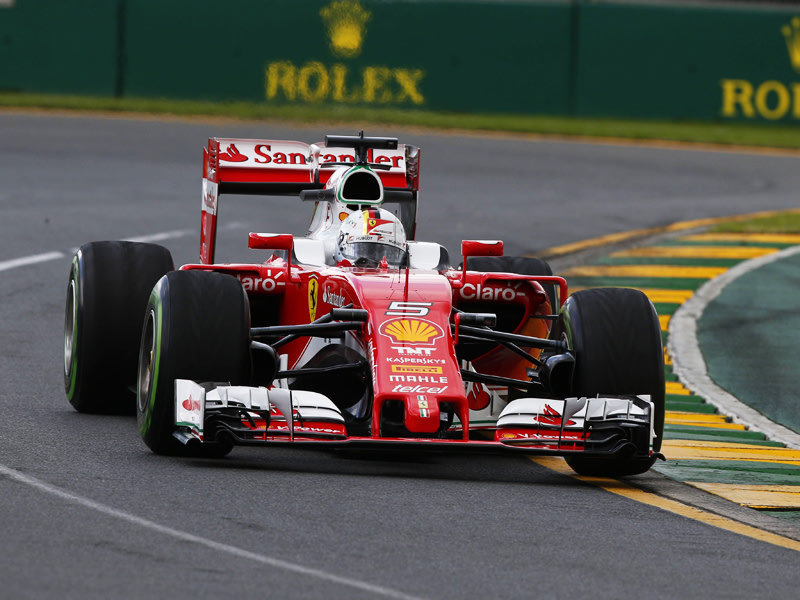 Bricht er in die Phalanx der Silberpfeile ein? Ferrari-Pilot Sebastian Vettel. 