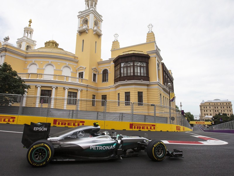 WM-F&#252;hrender: Mercedes-Pilot Nico Rosberg feiert in Baku seinen f&#252;nften Saisonsieg. 